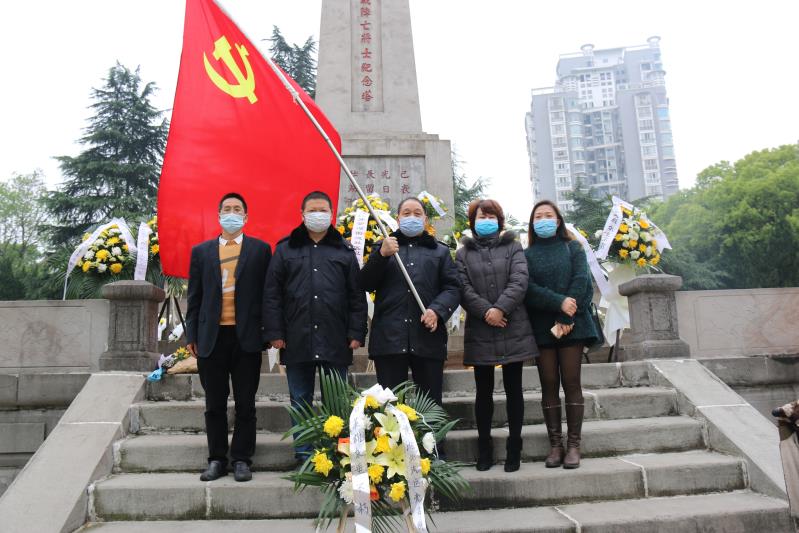 湘北汽運黨支部主題黨日活動，緬懷抗日英烈，祭掃墓地，敬獻花籃。