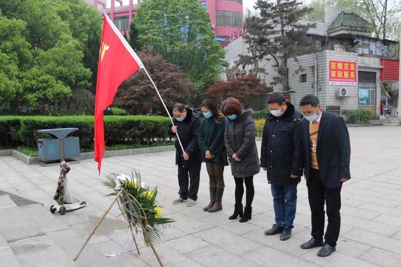 湘北汽運黨支部主題黨日活動，緬懷抗日英烈，祭掃墓地，敬獻花籃。
